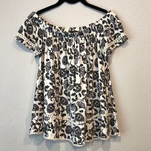 Max Jeans off shoulder shirt, XS.